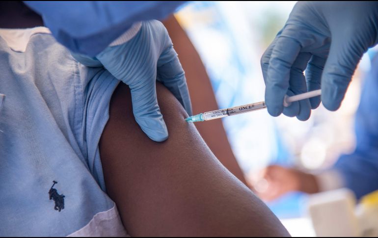Autoridades arrancaron ayer con una campaña de vacunación, en la que se inoculará en una primera fase a un centenar de trabajadores sanitarios tanto en el área rural como en Bikoro. AFP/J. Kannah