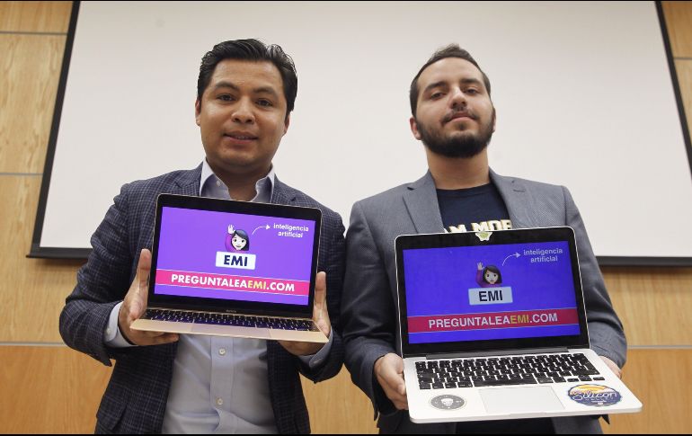 Alejandro García y César Cárdenas, desarrolladores del EMI, el primer bot del mundo para asistir en procesos electorales. EFE/S. Gutiérrez