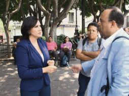 Araiza estuvo en plaza Fundadores para cumplir con el reto que lanzó Castro. ESPECIAL