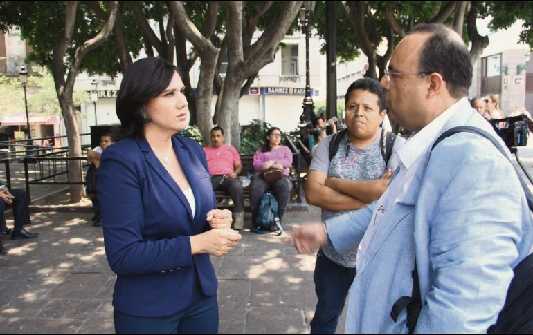 Araiza estuvo en plaza Fundadores para cumplir con el reto que lanzó Castro. ESPECIAL