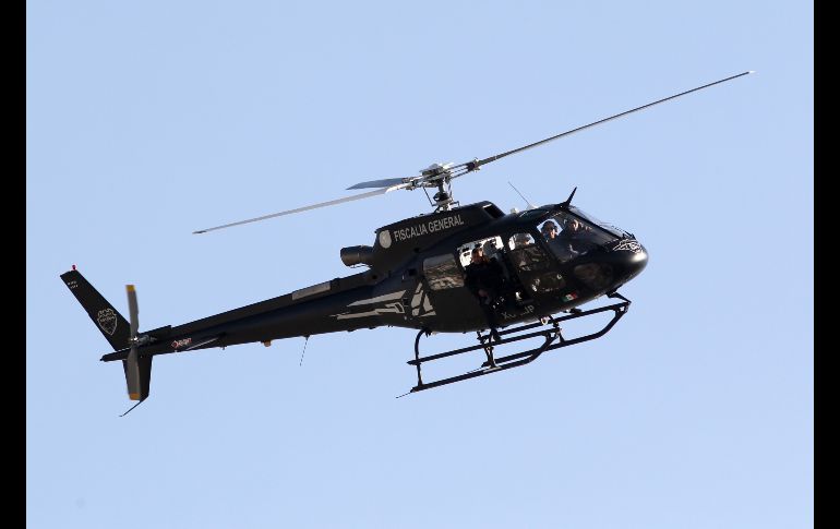 Un helicóptero de la Fiscalía estatal se desplegó como parte del operativo. AFP/U. Ruiz