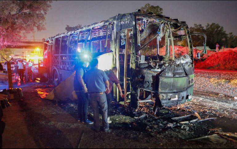 Tras el atentado al ex fiscal, se registró la quema de varios vehículos, ente ellos un camión sobre Periférico y Av. Inglaterra. EL INFORMADOR / G. Gallo