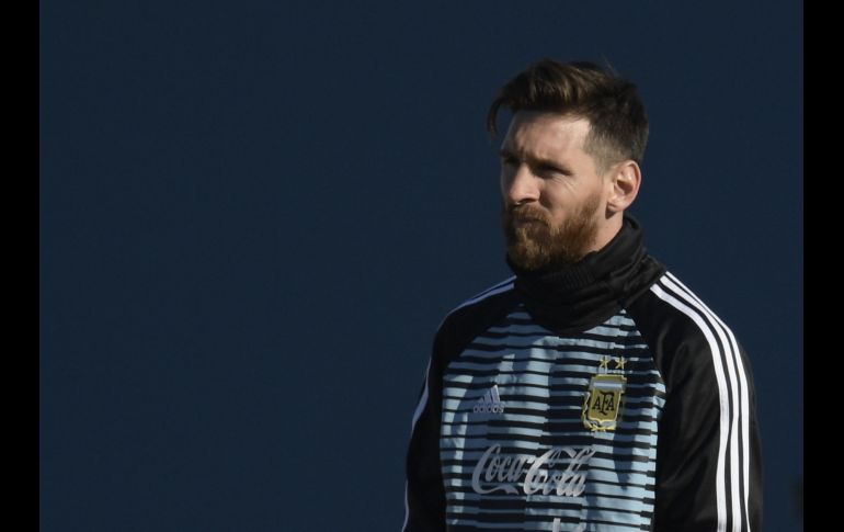 El futbolista Lionel Messi realiza un entrenamiento con la Selección de Argentina en Ezeiza, en Buenos Aires. AFP/J. Mabromata