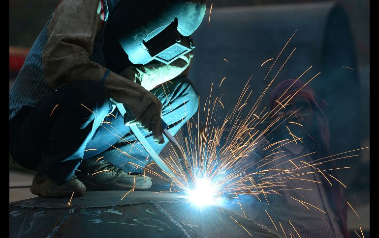 Un soldador trabaja en un pontón de un taller en Allahabad, India. AFP/S. Kanojia