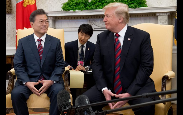 El presidente de Corea del Sur, Moon Jae-in, se reúne con su homólogo estadounidense Donald Trump, en la Oficina Oval de la Casa Blanca en  Washington, DC. AFP/S. Loeb