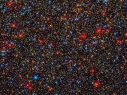 Omega Centauri se ubica a unos 16 mil años luz de la Tierra, la cual tiene casi 10 millones de estrellas. TWITTER / @NASAHubble
