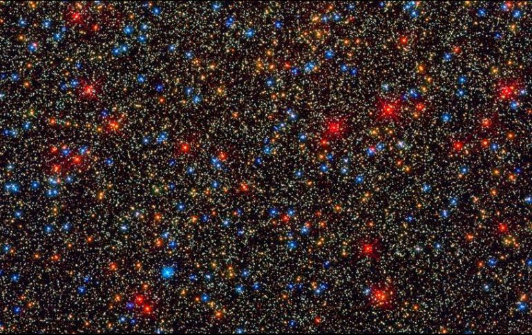 Omega Centauri se ubica a unos 16 mil años luz de la Tierra, la cual tiene casi 10 millones de estrellas. TWITTER / @NASAHubble