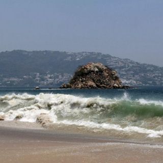 Protección Civil emite alerta por mar de fondo en costas de Guerrero