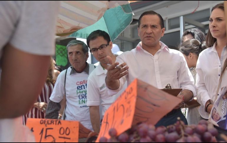 Almaguer visitó el mercado Valentín Gómez Farías en la Colonia San Juan Bosco. TWITTER / @ealmaguerr
