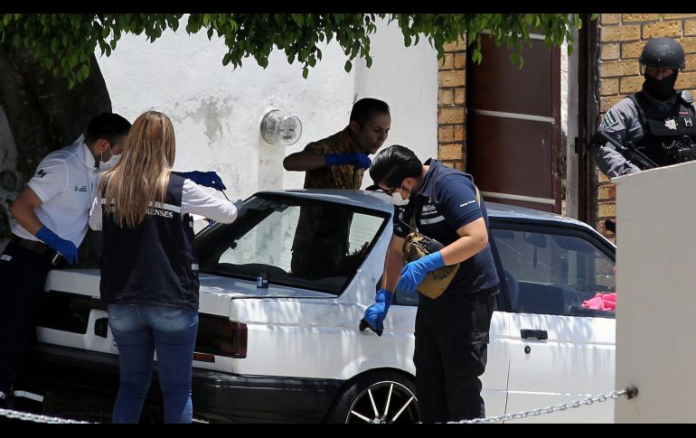 Policías y peritos investigan en el sitio. AFP/U. Ruiz