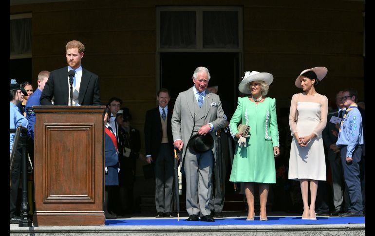 El príncipe Enrique de Inglaterra (i) y la exactriz Meghan Markle (d) acudieron a una fiesta en los jardines del palacio de Buckingham, en Londres, como parte de las celebracione del 70º cumpleaños del padre de Enrique, el príncipe Carlos (2 i).