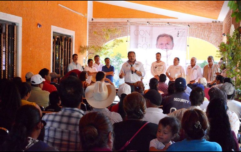 Salgado también con trabajadores productores de ladrillo sobre la necesidad de apoyos, capacitación, asesoría e insumos, para el desarrollo de la economía del sector de la construcción. EL INFORMADOR/ R. Bobadilla