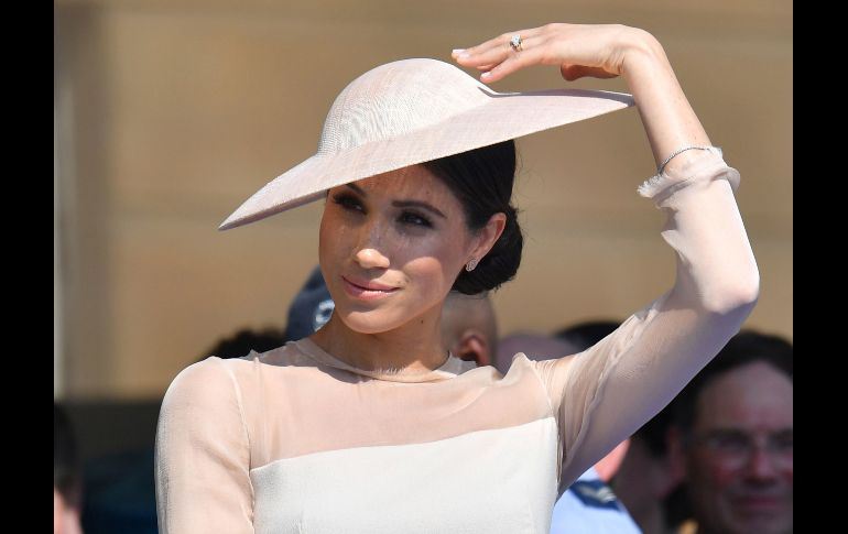 Meghan se acomoda el sombrero.