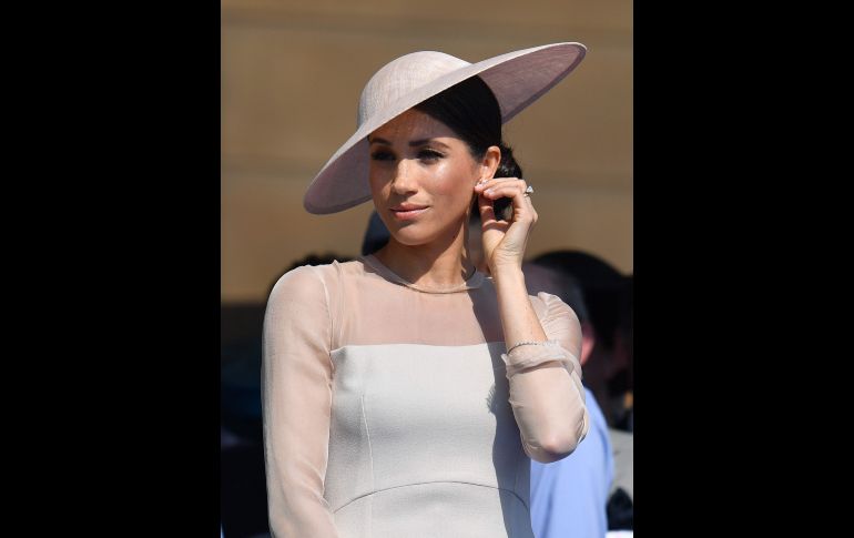 Para el sombrero, eligió uno estilo platillo de Philip Treacy.