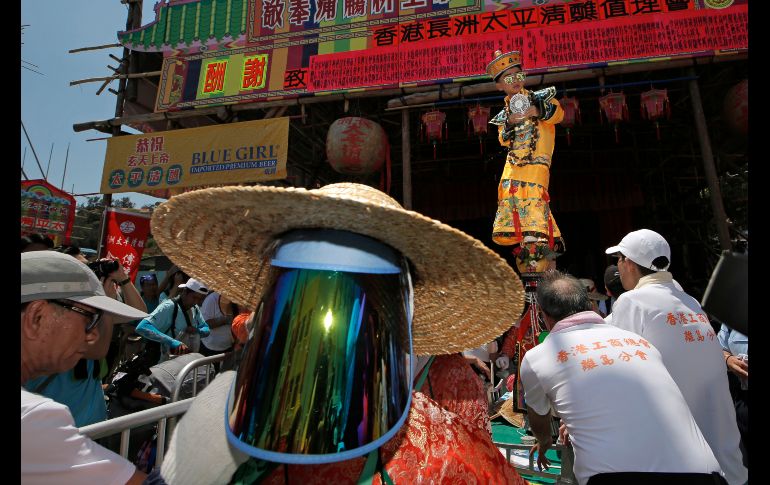Un niño en atuendo tradicional chino participa en un desfile en Hong Kong, parte de un festival local. AP/K. Cheung
