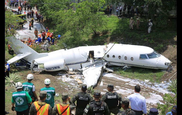 Autoridades trabajan en el sector donde se accidentó un jet ejecutivo en Tegucigalpa, Honduras. No se registran víctimas mortales, de acuerdo a las primeras informaciones. EFE/G. Amador