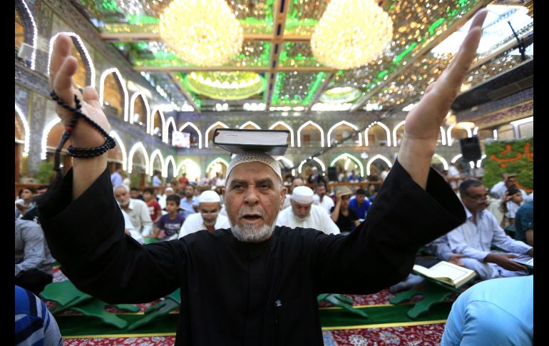 Un chiíta lee oraciones y lleva una copia del Corán sobre su cabeza, durante el mes sagrado del ramadán, en el santuario del Imam Hussein en Karbala, Iraq. EFE/F. Al-aaraji