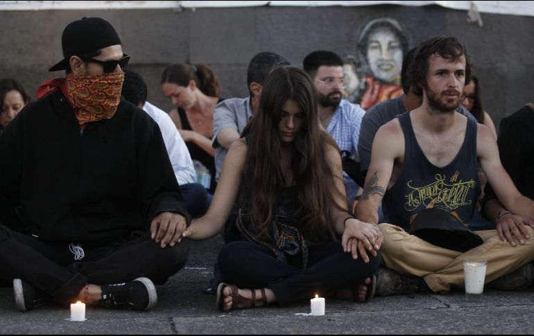 Los manifestantes se sentaron en silencio frente a la glorieta en memoria del menor fallecido. EL INFORMADOR / A. Camacho