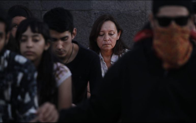 Los manifestantes se sentaron en silencio frente a la glorieta en memoria del menor fallecido. EL INFORMADOR / A. Camacho
