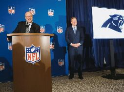 David Tepper (izq.) fue aprobado ayer como dueño de los Panthers de Carolina. AP/J. Bazemore