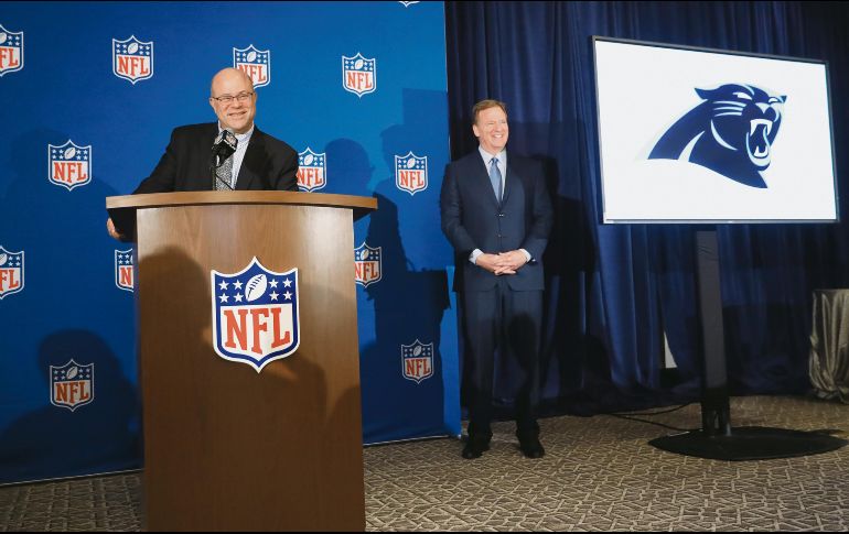 David Tepper (izq.) fue aprobado ayer como dueño de los Panthers de Carolina. AP/J. Bazemore