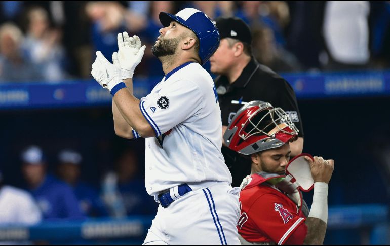 Kendrys Morales. El cubano celebra tras conectar jonrón en la primera entrada. AP