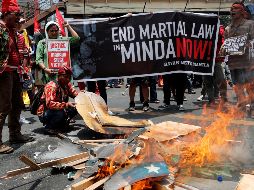 Activistas filipinos participan en una manifestación por el primer aniversario de la toma de la ciudad de Marawi, ante el Palacio Presidencial en Manila. EFE/R. Malasig