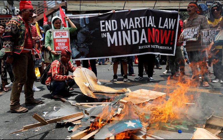 Activistas filipinos participan en una manifestación por el primer aniversario de la toma de la ciudad de Marawi, ante el Palacio Presidencial en Manila. EFE/R. Malasig