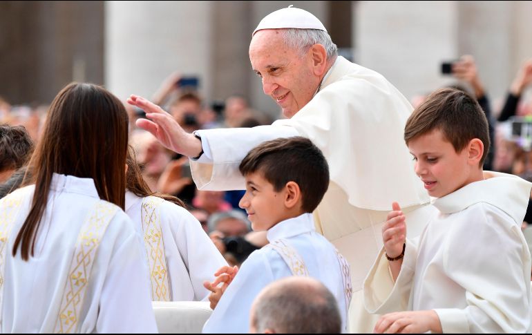 El Papa saluda a varios niños en la Plaza de San Pedro poco antes de su audiencia. AFP/A. Pizzoli