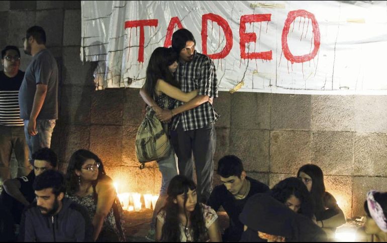 Varias personas se reunieron ayer en la noche en la glorieta de los Niños Héroes para mostrar su indignación por la muerte de Tadeo y exigir justicia. EL INFORMADOR/A. Camacho