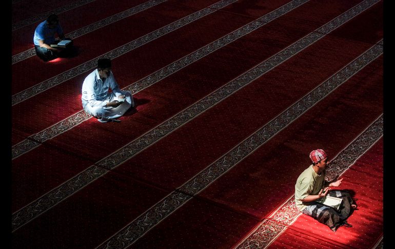 Musulmanes leen el Corán en una mezquita en Bandung, Indonesia, durante el mes del ramadán. AFP/T. Matahari