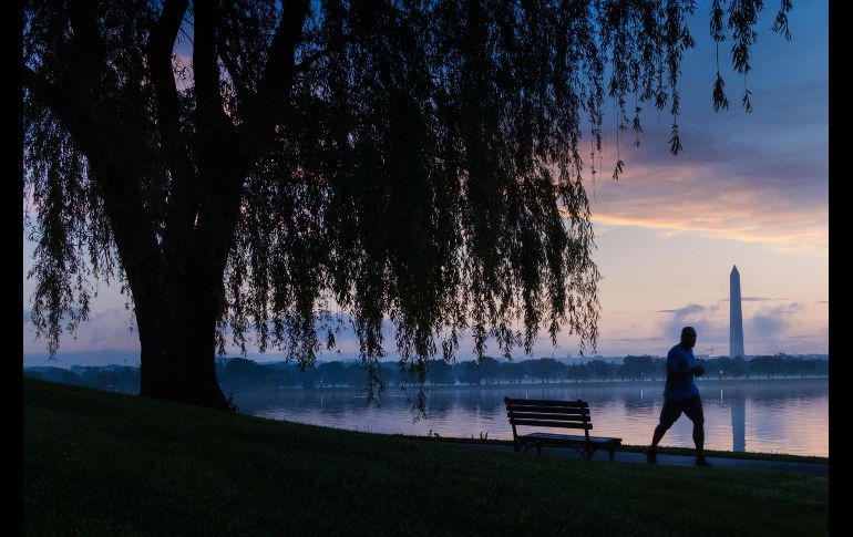 Un hombre corre junto al río Potomac en Washington, DC. AP/J. Ake