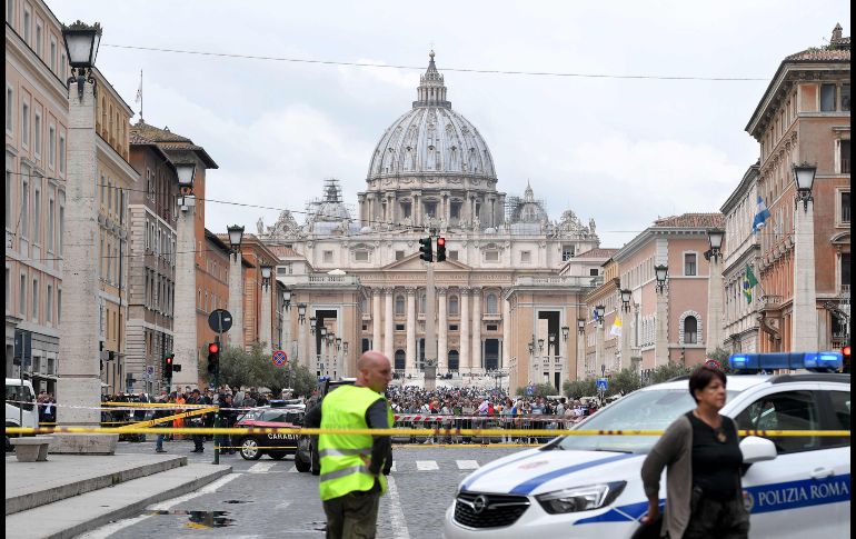 Las fuerzas de seguridad italianas cerraron al tráfico varias calles ubicadas en las inmediaciones del Vaticano, por una amenaza de bomba en la sede del banco Credito Artigiano, que fue evacuada. AFP/T. Fabi