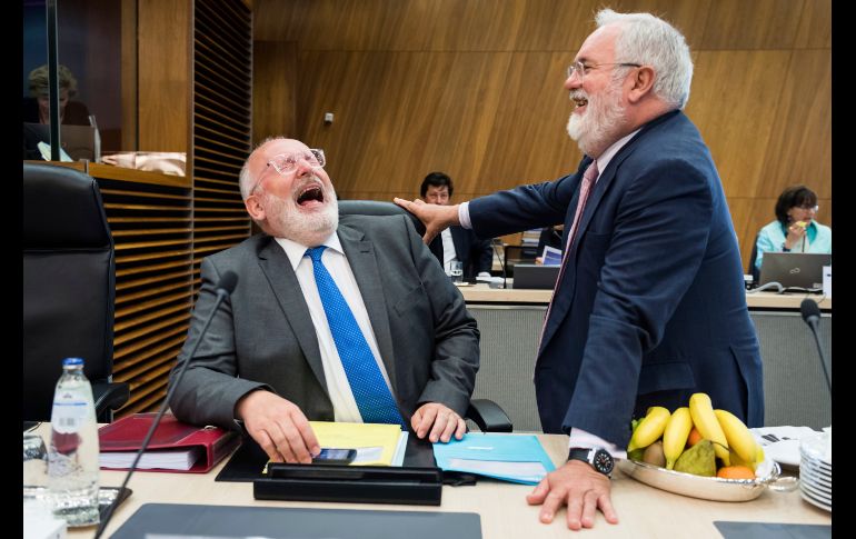 Frans Timmermans (i), vicepresidente primero de la Comisión Europea, ríe mientras platica con Miguel Arias Canete, el comisario europeo de Energía, durante una reunión en las oficinas centrales de la Unión Europea en Bruselas, Bélgica. AP/G. Vanden Wijngaert