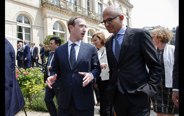 El fundador de Facebook, Mark Zuckerberg (i), platica con el  el director ejecutivo de Microsoft, Satya Nadella, en París, en el marco de un encuentro llamado 