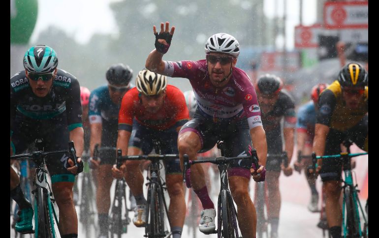 El italiano Quick-Step Elia Viviani (c) festeja tras cruzar la meta en Iseo  y ganar la 17 etapa del Giro de Italia. AFP/L. Benies