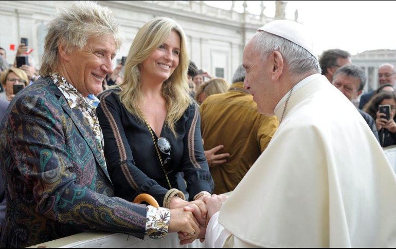 Rod Stewart asistió a la Plaza de San Pedro acompañado de su esposa, Penny Lancaster. TWITTER / @VaticanNews