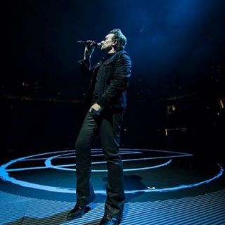 Bono cae del escenario durante concierto en Chicago