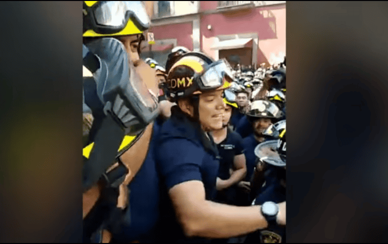 Ismael Figueroa, candidato a una diputación local por el distrito 11, convocó a todos los bomberos para realizar una protesta afuera de la ALDF. YOUTUBE / El Big Data Mx