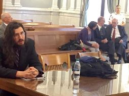 Michael, vestido de traje oscuro y corbata y su larga cabellera suelta, actuó como su propio abogado e intercambió alegatos durante unos 30 minutos. AP / D. Dowty / The Syracuse Newspapers