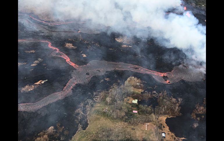 Toma aérea de hoy de la lava que se desplaza por una ladera. ESPECIAL/Servicio Geológico de EU