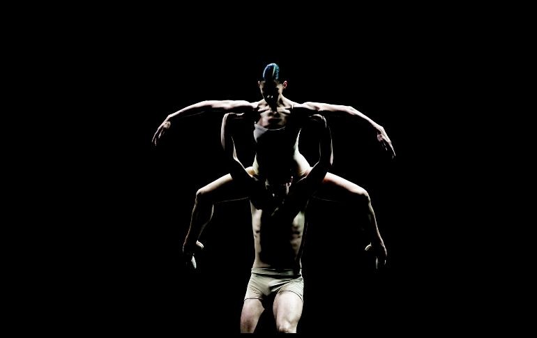 Bailarines actúan durante el ensayo general de 'DODA/GOECKE/DUATO' en la Komische Oper, en Berlín. Las coreografías de danza de la albana Gentian Doda, el alemán Marco Goecke y el español Nacho Duato se estrenarán el 24 de mayo. EFE/F. Singer