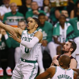 Boston gana a Cleveland y acaricia las Finales de la NBA