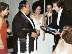 El Tenor Continental Pedro Vargas recibiendo un homenaje de Jorge Suárez Navarro, lo observan su mamá y sus hermanas Gaby, Cristi y Martha. ESPECIAL