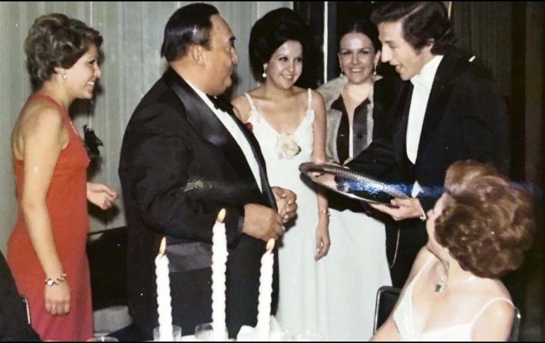 El Tenor Continental Pedro Vargas recibiendo un homenaje de Jorge Suárez Navarro, lo observan su mamá y sus hermanas Gaby, Cristi y Martha. ESPECIAL