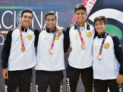 El equipo jalisciense de la prueba de relevo 4x400 terminó en el tercer lugar para llevarse la medalla de bronce ayer en Querétaro. ESPECIAL/CODE