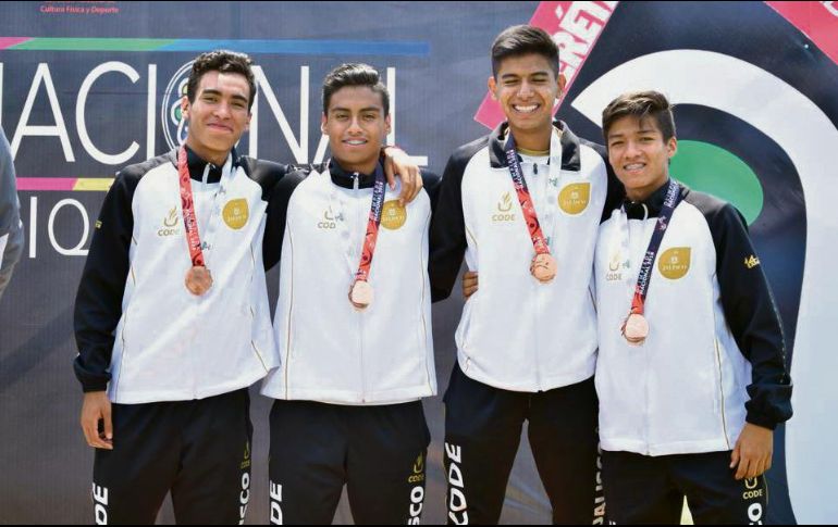 El equipo jalisciense de la prueba de relevo 4x400 terminó en el tercer lugar para llevarse la medalla de bronce ayer en Querétaro. ESPECIAL/CODE