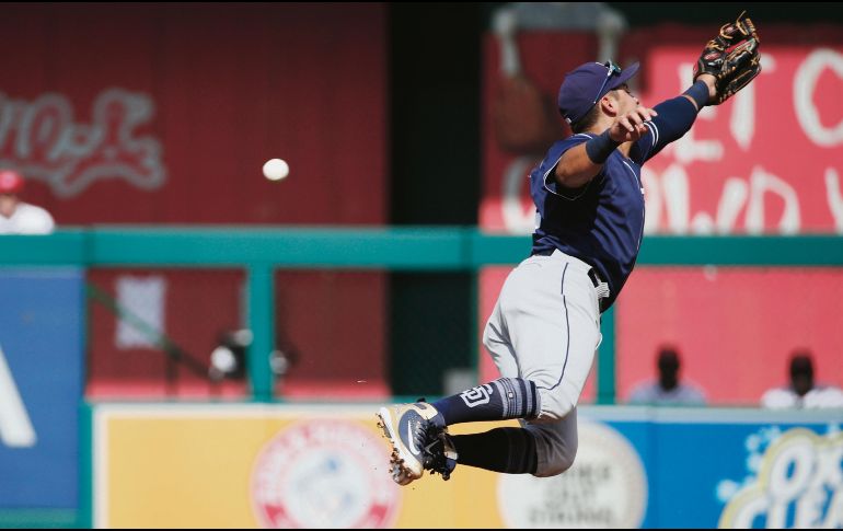 Para la foto. El tercera base de los Padres, Christian Villanueva, se lanza para intentar atrapar una bola durante el segundo inning del juego de ayer ante los Nacionales de Washington. AP