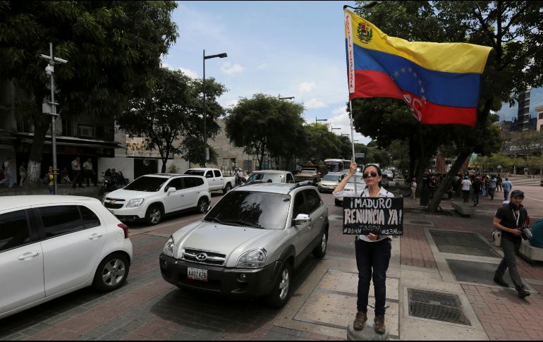 Una mujer expresa su descontento contra el resultado de las elecciones presidenciales en una calle de Caracas. AP/F. Llano