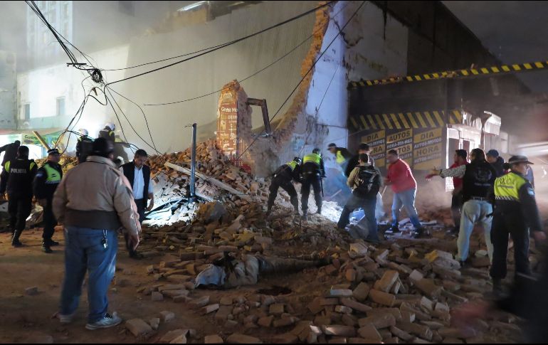 Autoridades investigan si había trabajadores en la obra mientras bomberos buscan supervivientes. AFP/W. Monteros